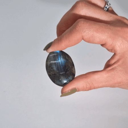 Kleine graue Labradorit-Trommelsteine mit blau-grünen und silbernen Irisationen.
