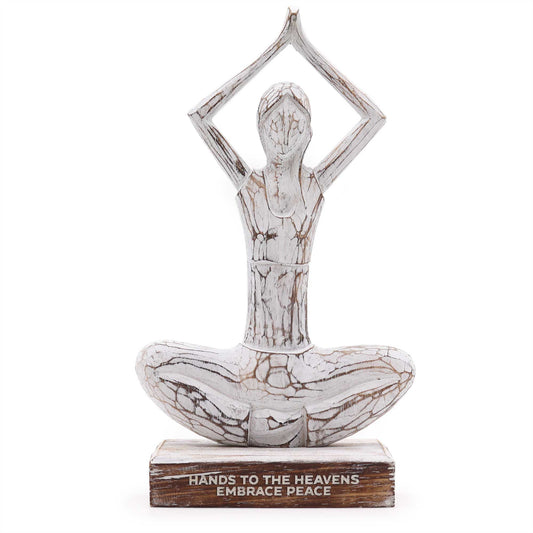 Holzfigur einer Yoga-Dame in der „Hands-up“-Pose auf einem Holzsockel mit Aufschrift.
