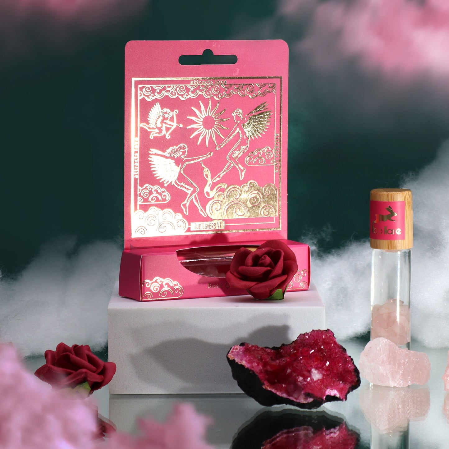 Ein ätherischer Roll-On mit Rosenquarz und Rosenduft auf einer rosa Karte.
