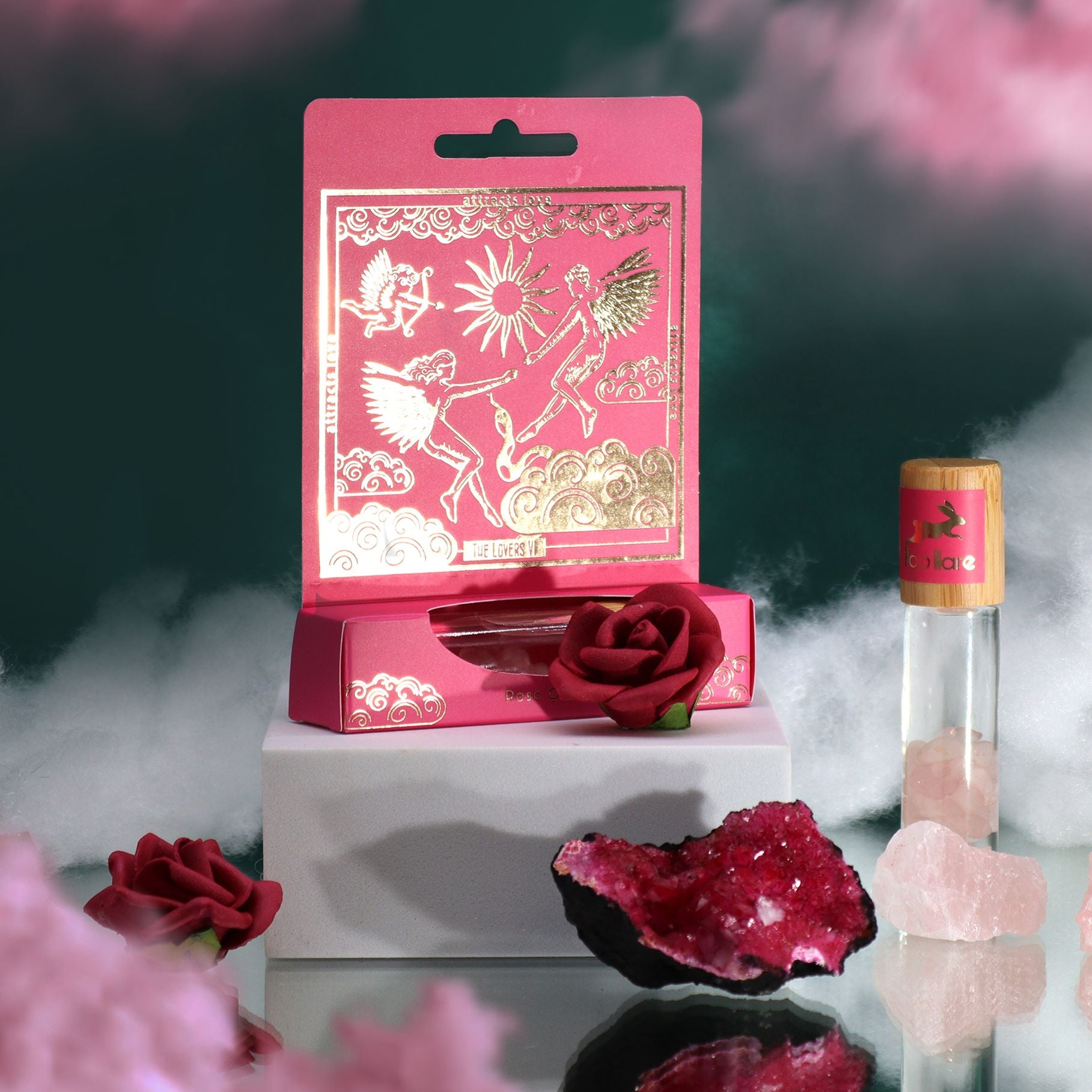 Ein ätherischer Roll-On mit Rosenquarz und Rosenduft auf einer rosa Karte.