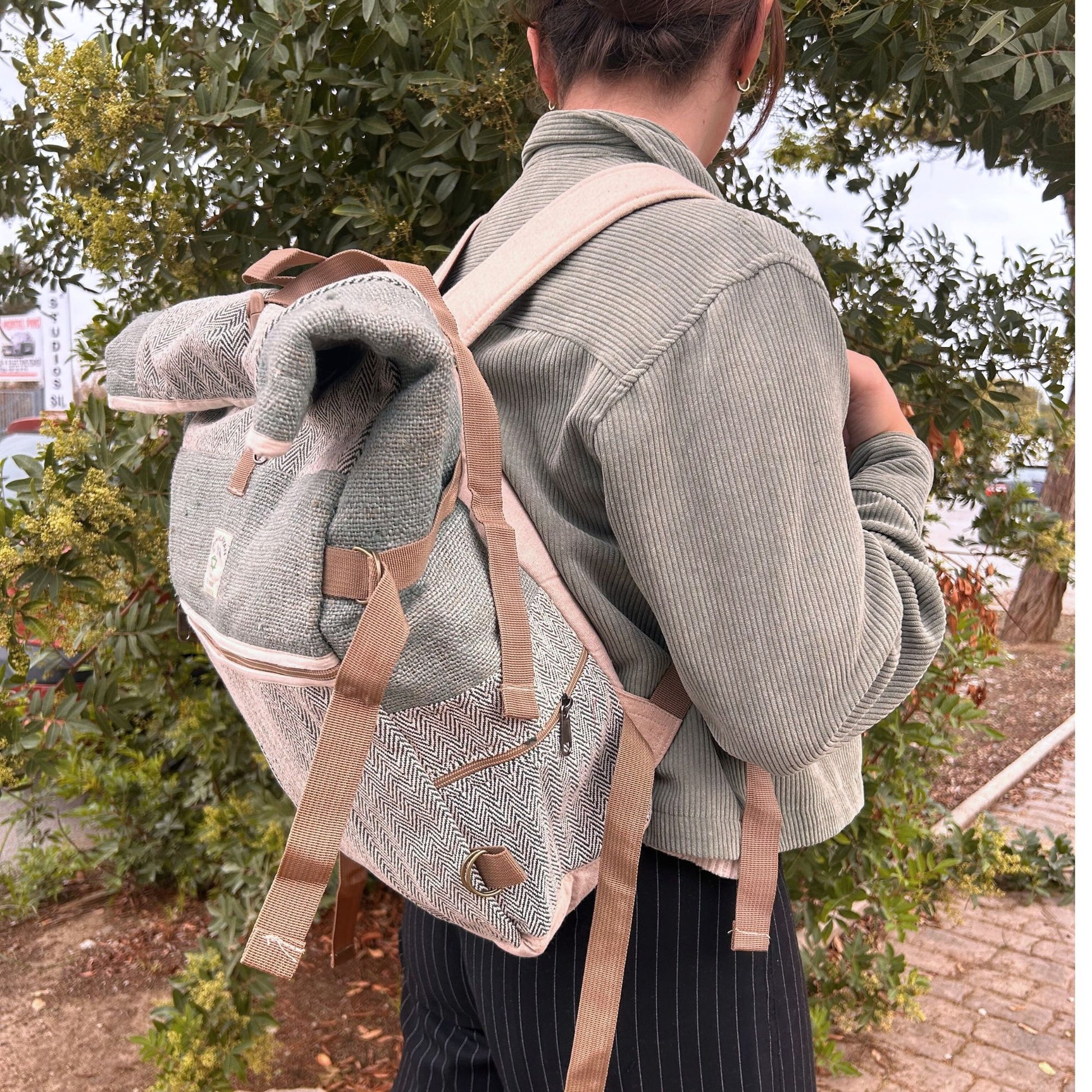 Leichter Hanf-Rollrucksack in Salbei mit braunen Trägern und Zickzackmuster.