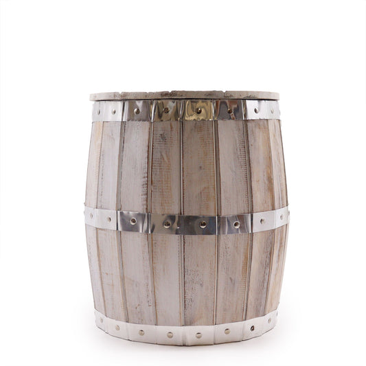 Bierfass-Hocker mit Whitewash-Finish und Metallakzenten.