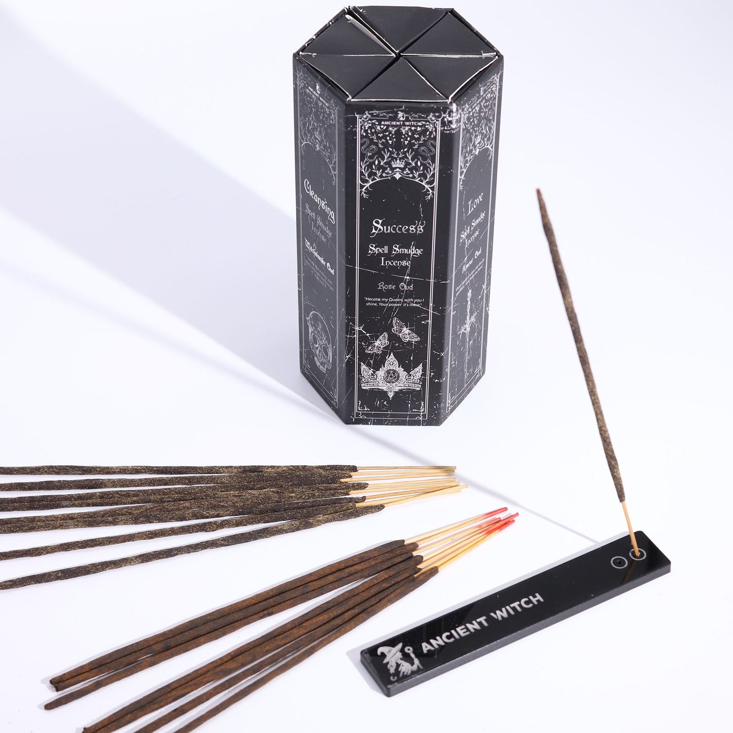 Ein Set mit Räucherstäbchen und einem Räucherstäbchenhalter mit der Aufschrift "ANCIENT WITCH".