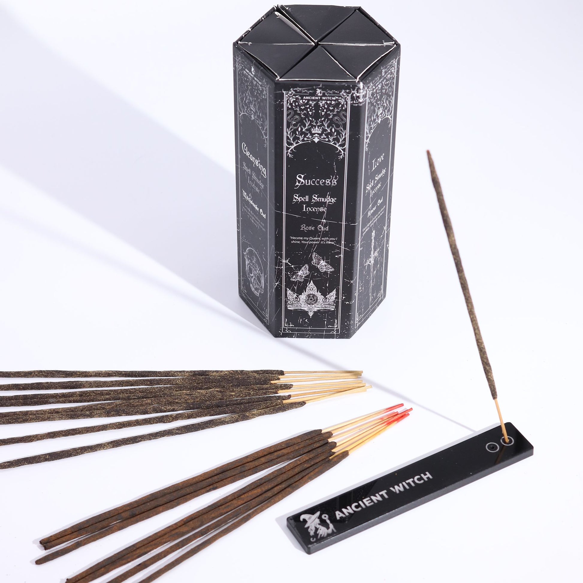 Ein Set mit Räucherstäbchen und einem Räucherstäbchenhalter mit der Aufschrift "ANCIENT WITCH".