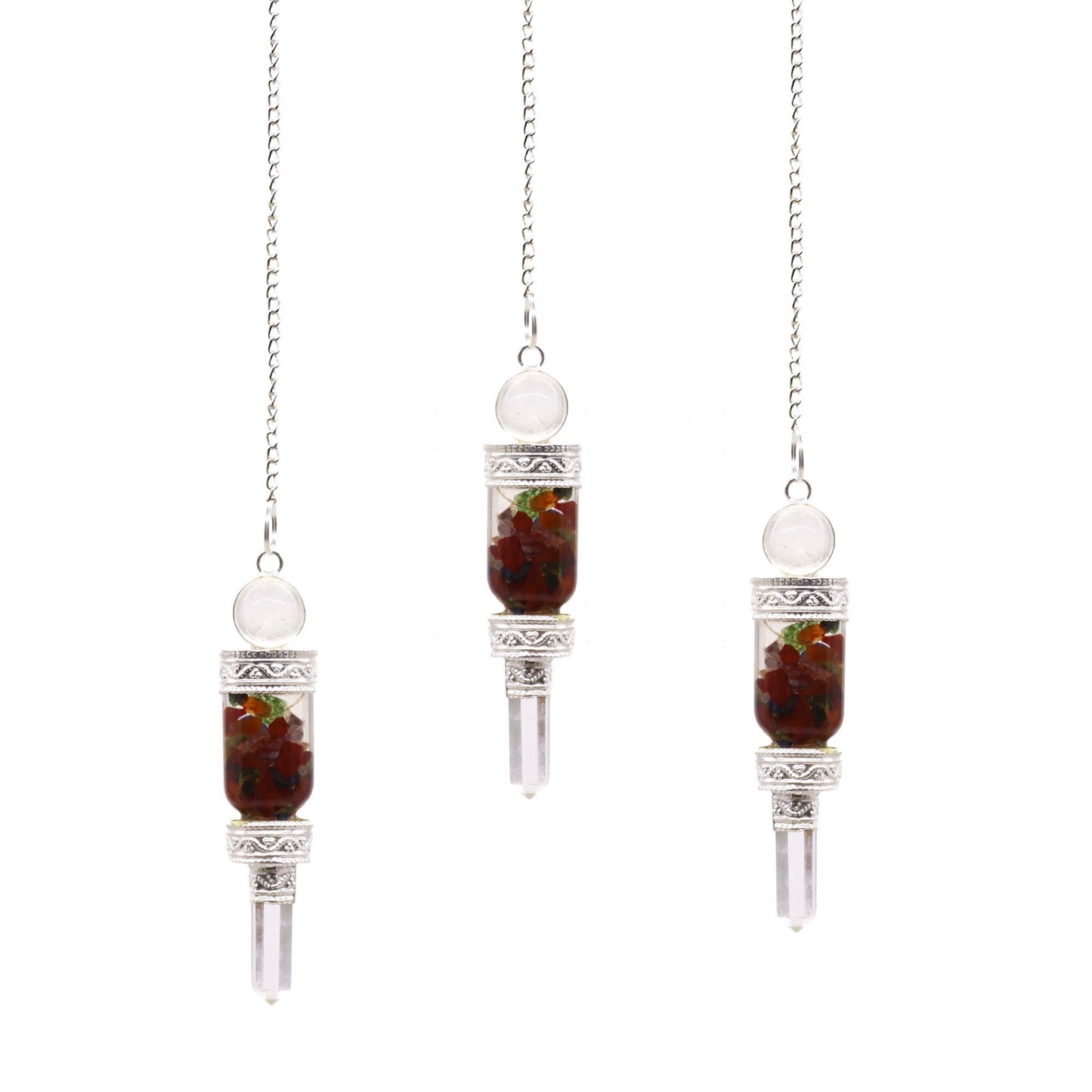 Drei Pendel aus Bergkristall und Chakra-Steinen mit silberner Kette.