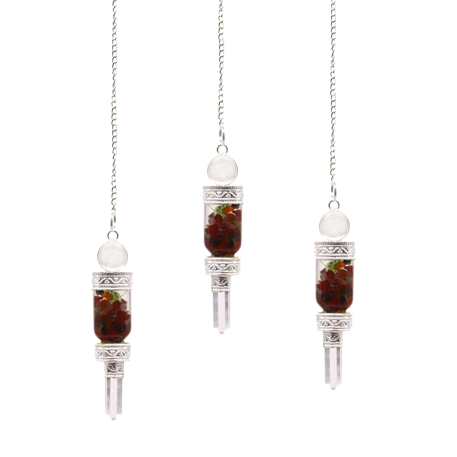 Drei Pendel aus Bergkristall und Chakra-Steinen mit silberner Kette.