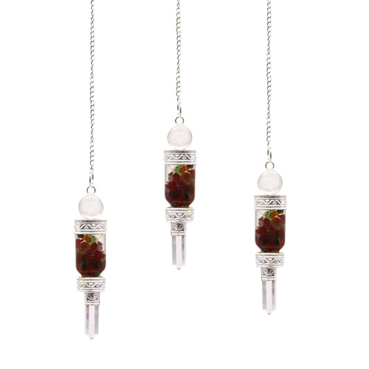 Drei Pendel aus Bergkristall und Chakra-Steinen mit silberner Kette.