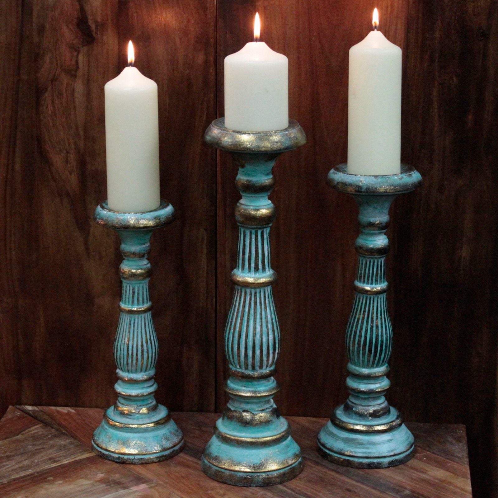Mittlerer Kerzenständer in Türkis und Gold mit Vintage-Finish.