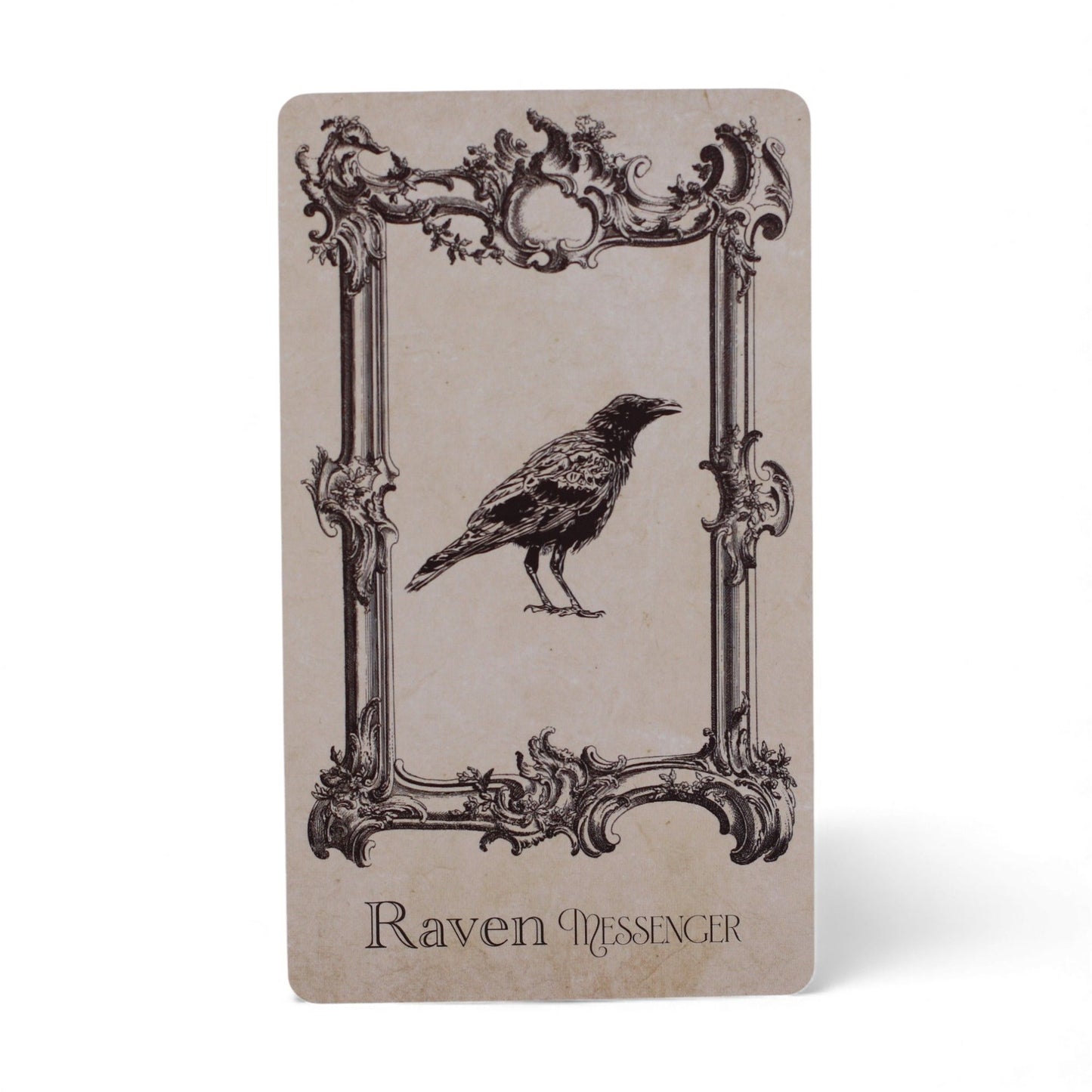Eine Tarotkarte mit einem Raben in einem verzierten Rahmen und dem Text „Raven Messenger“.