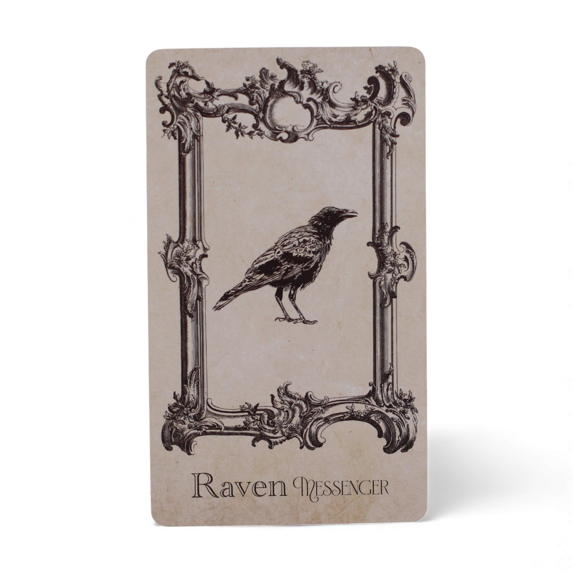 Eine Tarotkarte mit einem Raben in einem verzierten Rahmen und dem Text „Raven Messenger“.