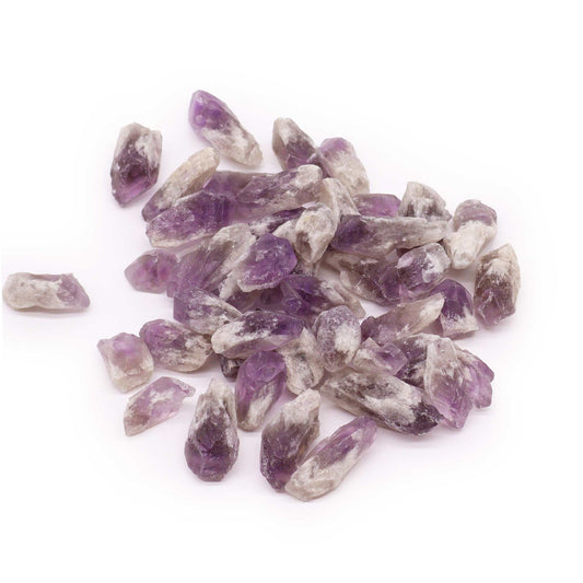 Naturbelassene, violette Amethyst Kristallspitzen auf weißem Hintergrund.
