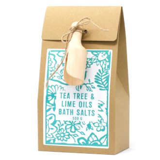 Braune Verpackung mit Teebaum und Limette Badesalz und Holzlöffel.