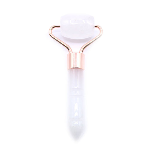 Mini Gesichtsroller aus Bergkristall mit roségoldfarbenem Metallrahmen.