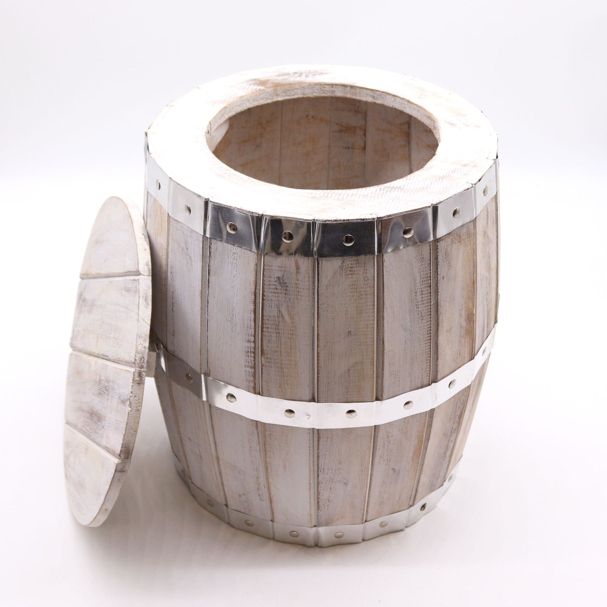 Bierfass-Hocker mit Whitewash-Finish und abnehmbarem Deckel.