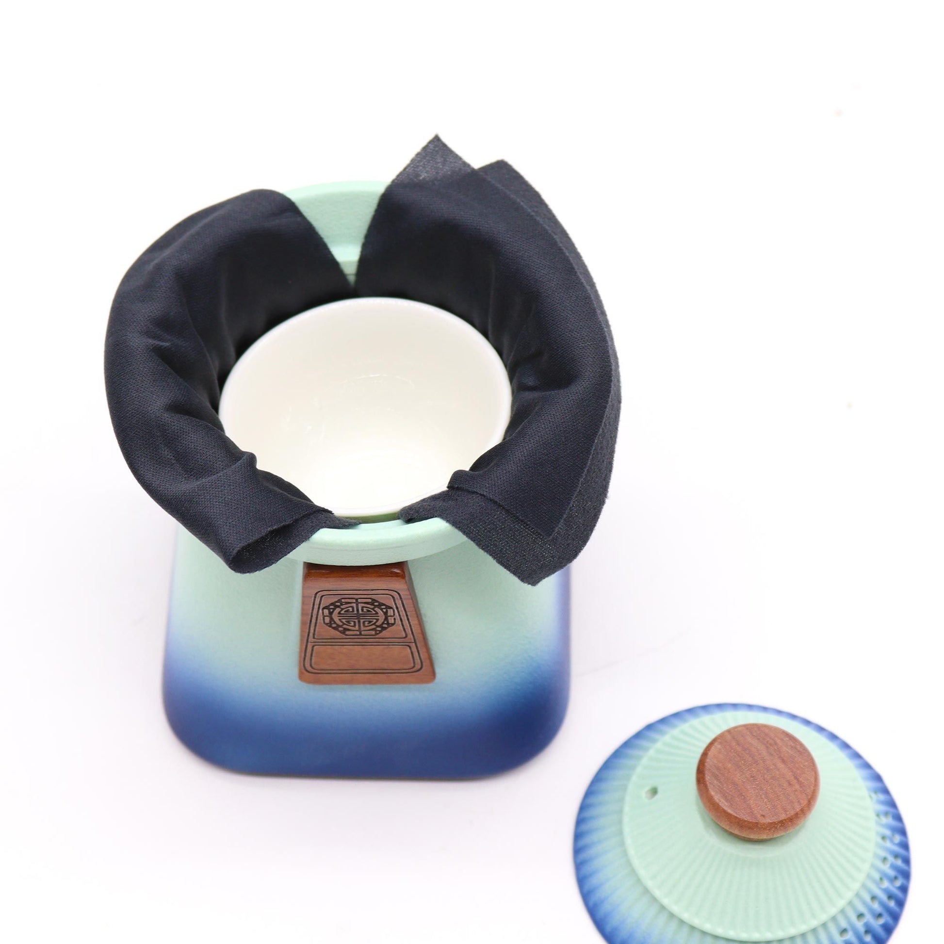 Blauer Himmel Keramik-Teekanne mit Stoffeinsatz und separatem Deckel.