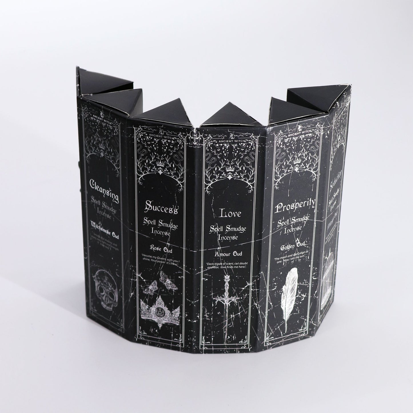 Ein schwarzes Falt-Display mit fünf Abschnitten, die jeweils einen Räucherstäbchen-Duft und eine mystische Illustration zeigen.