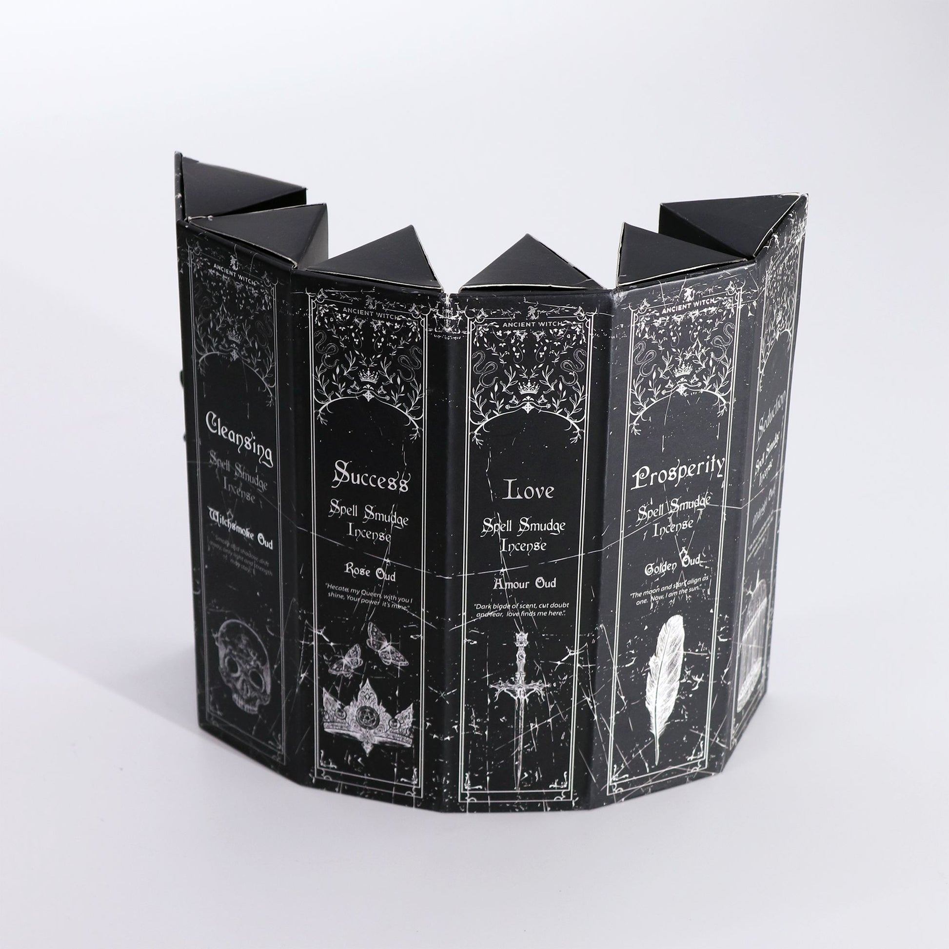 Ein schwarzes Falt-Display mit fünf Abschnitten, die jeweils einen Räucherstäbchen-Duft und eine mystische Illustration zeigen.