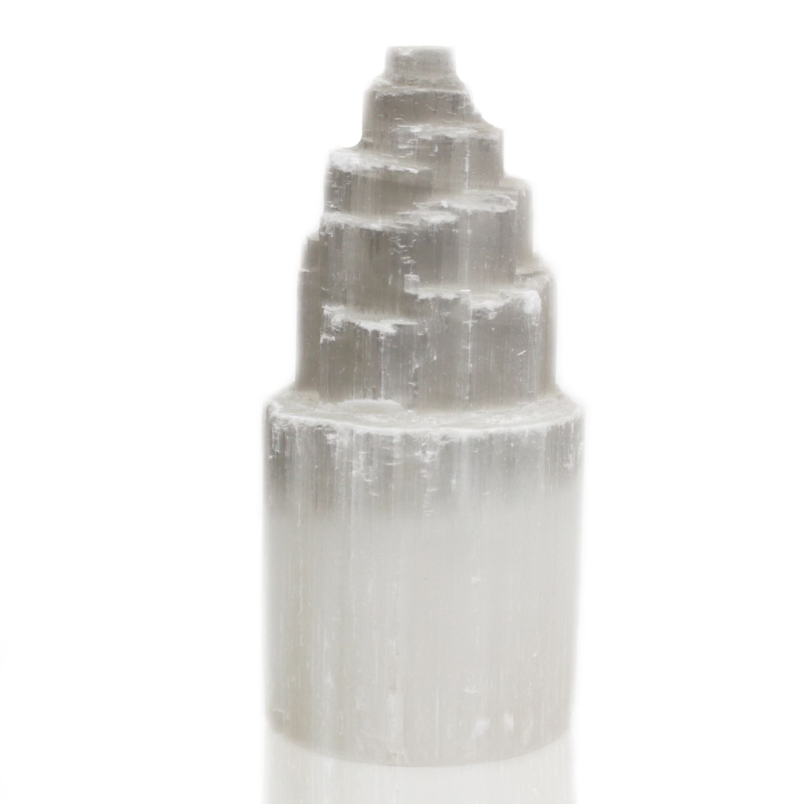Natürliche, weiße Selenit-Lampe in Turmform.