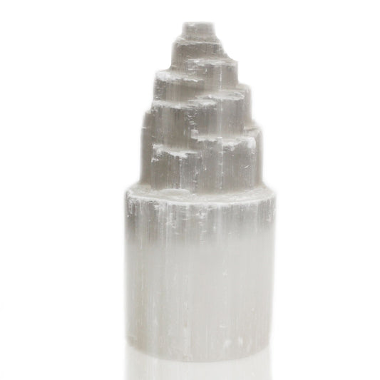 Natürliche, weiße Selenit-Lampe in Turmform.