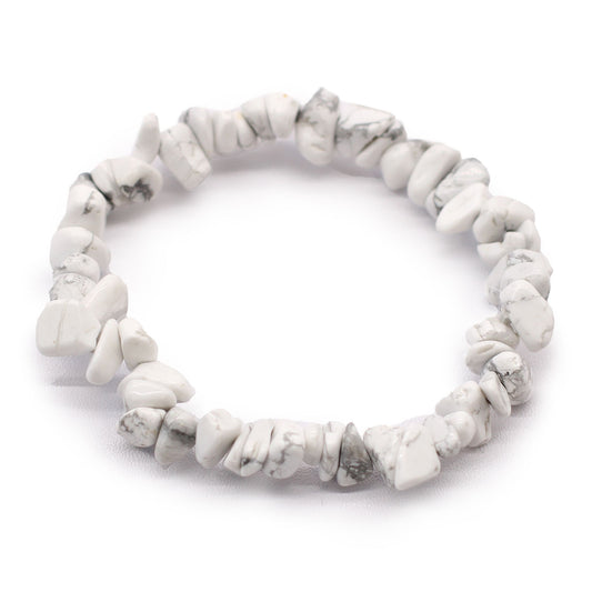Armband aus weißen Jaspis-Splittersteinen auf einer Dehnkordel.