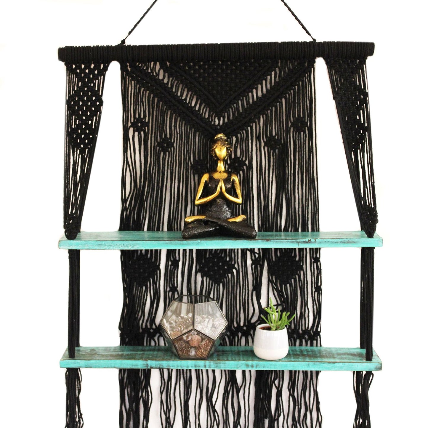 Dekoratives Makrame-Hängeregal mit zwei Holzbrettern und einer Buddha-Figur.