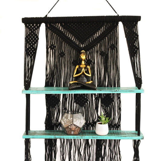 Dekoratives Makrame-Hängeregal mit zwei Holzbrettern und einer Buddha-Figur.