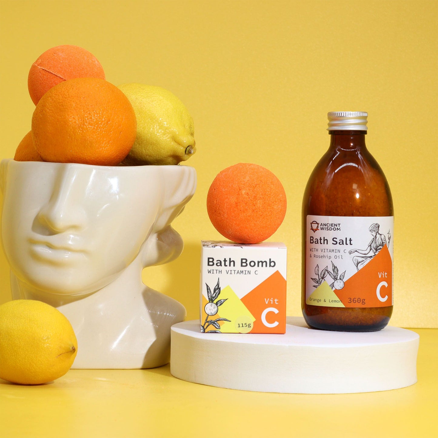 Badebombe mit Vitamin C und ätherischen Ölen von Orange und Zitrone.