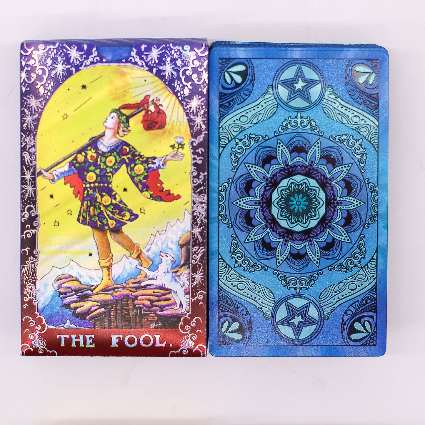 Zwei Tarot-Kartensets, eines mit "The Fool" und ein blaues Mandala-Design.