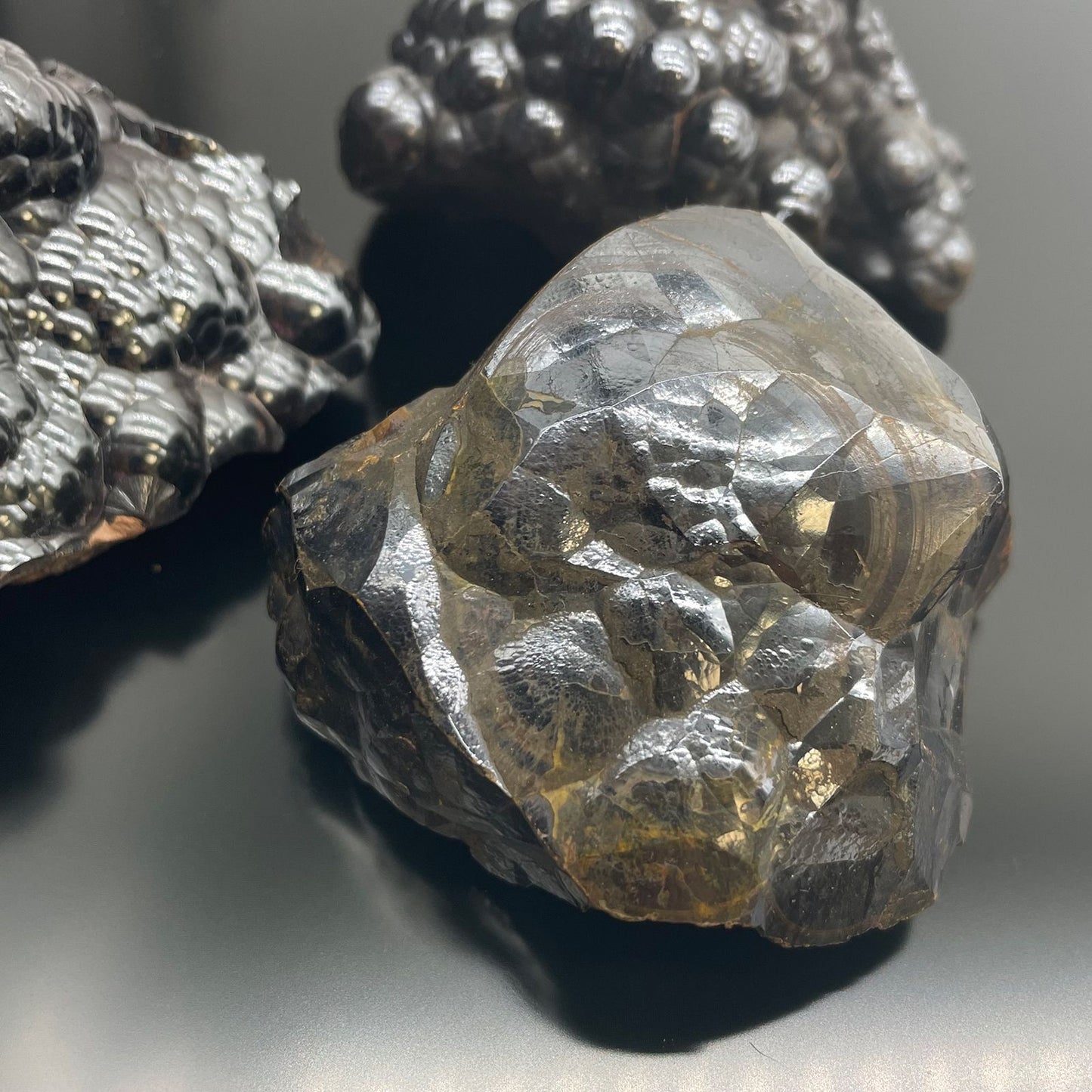 Natürliche Hämatit Rohsteine mit metallischem Glanz.