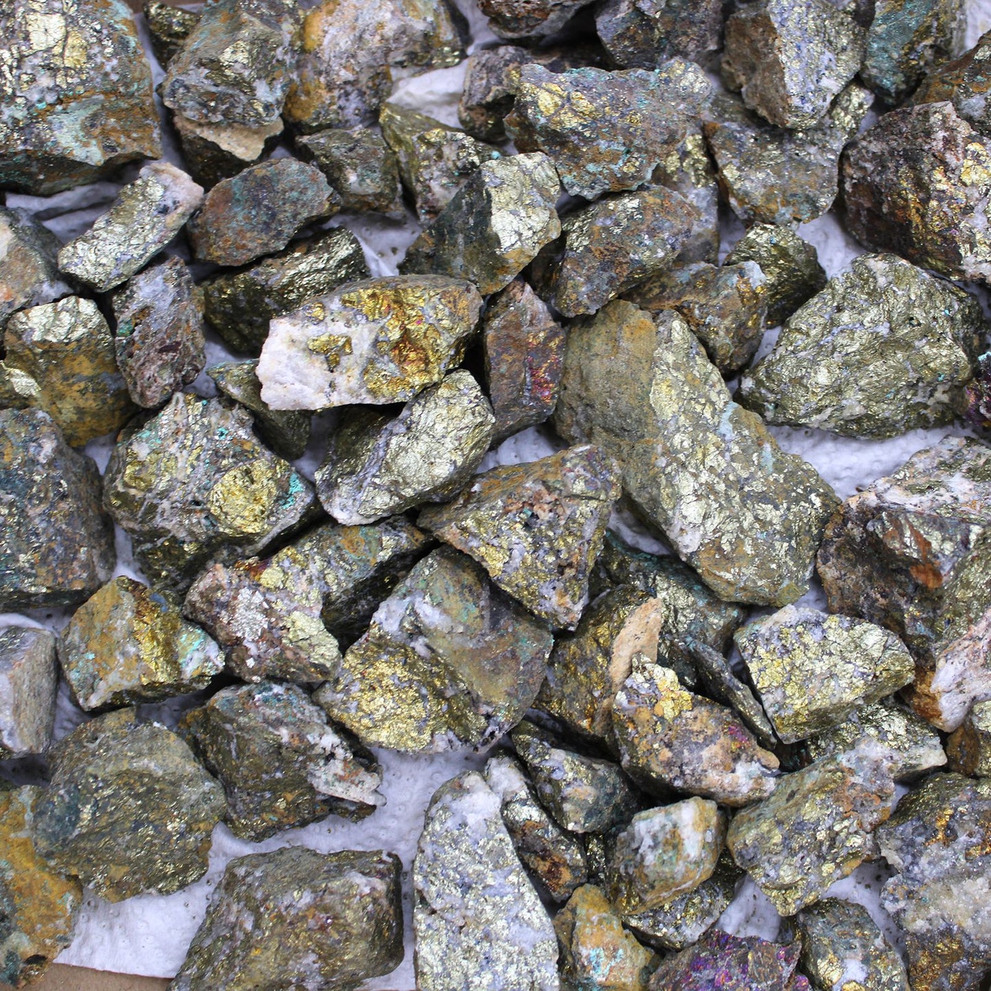 Goldfarbene Chalkopyrit-Rohsteine mit metallischem Glanz.