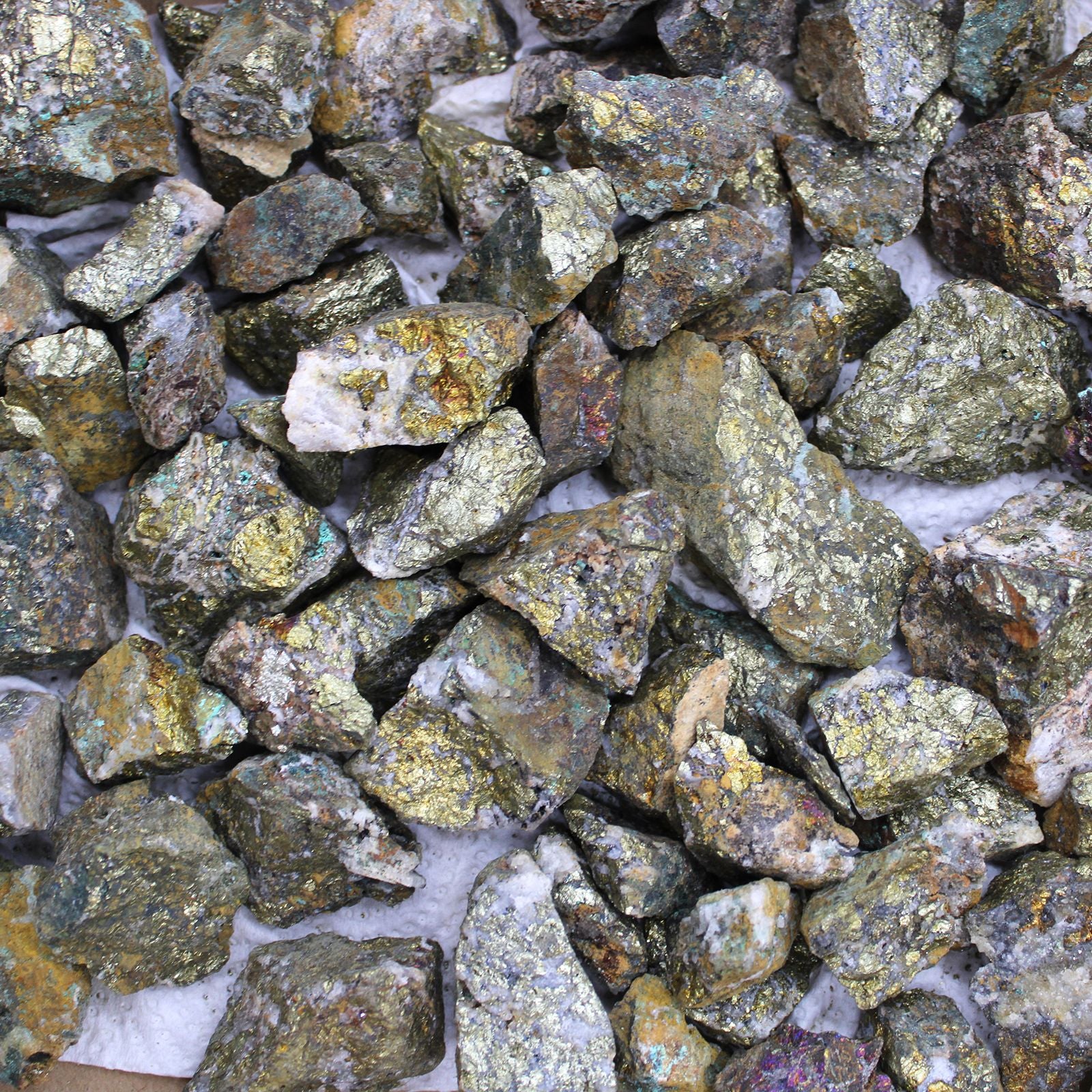 Goldfarbene Chalkopyrit-Rohsteine mit metallischem Glanz.