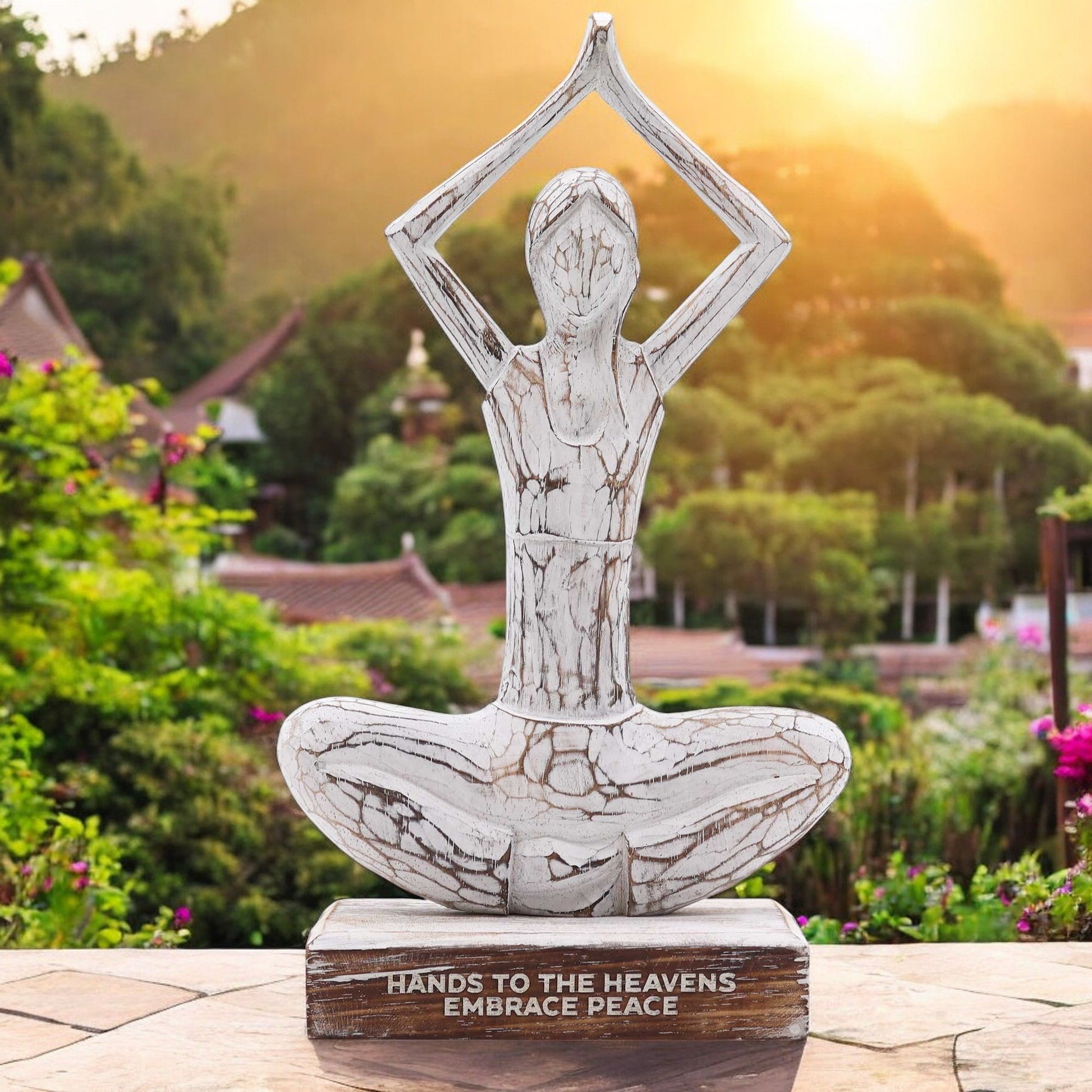 Holzfigur einer Yoga-Dame in der „Hands-up“-Pose mit Whitewash-Finish.