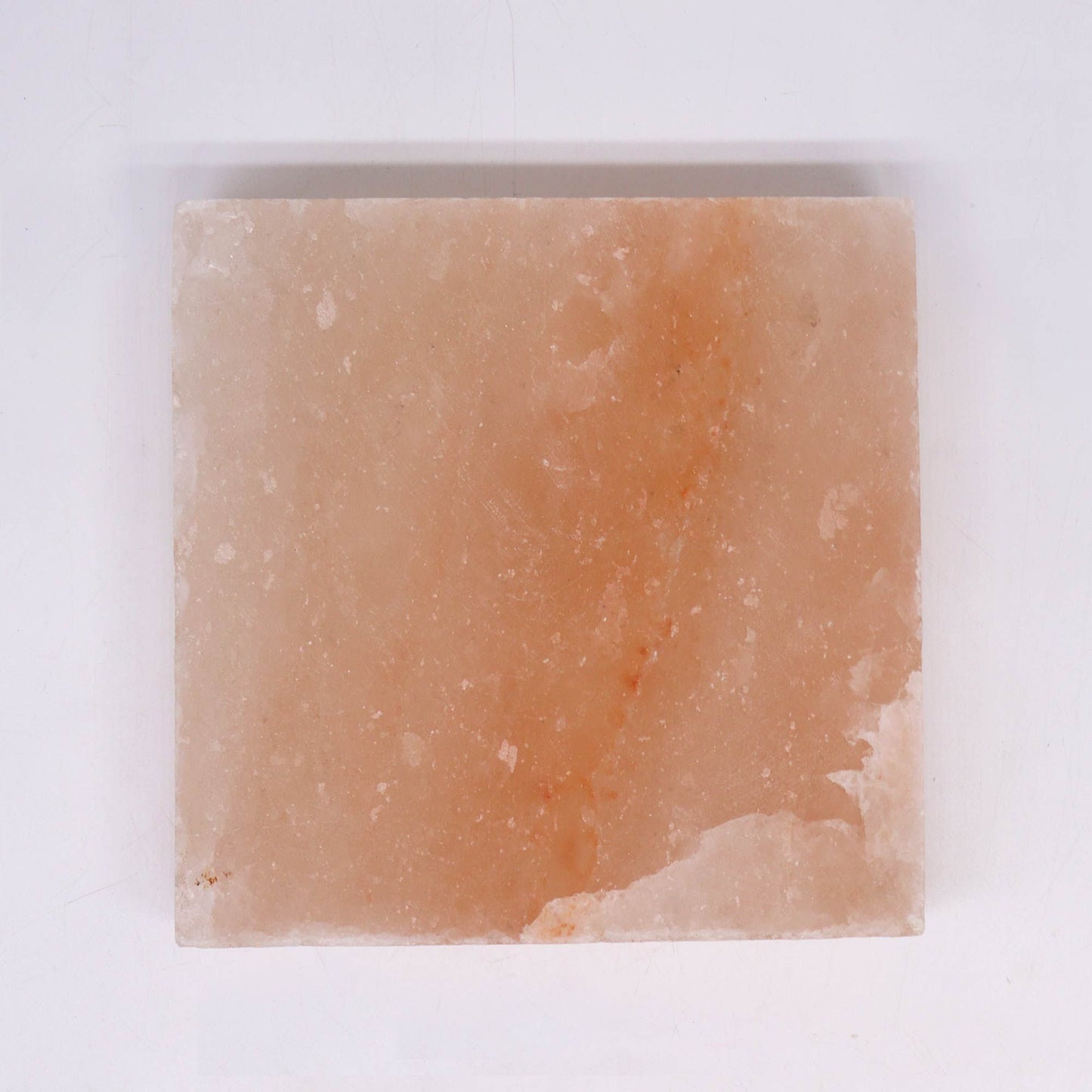 Eine quadratische rosa Himalaya-Salzplatte mit unregelmäßiger Textur.