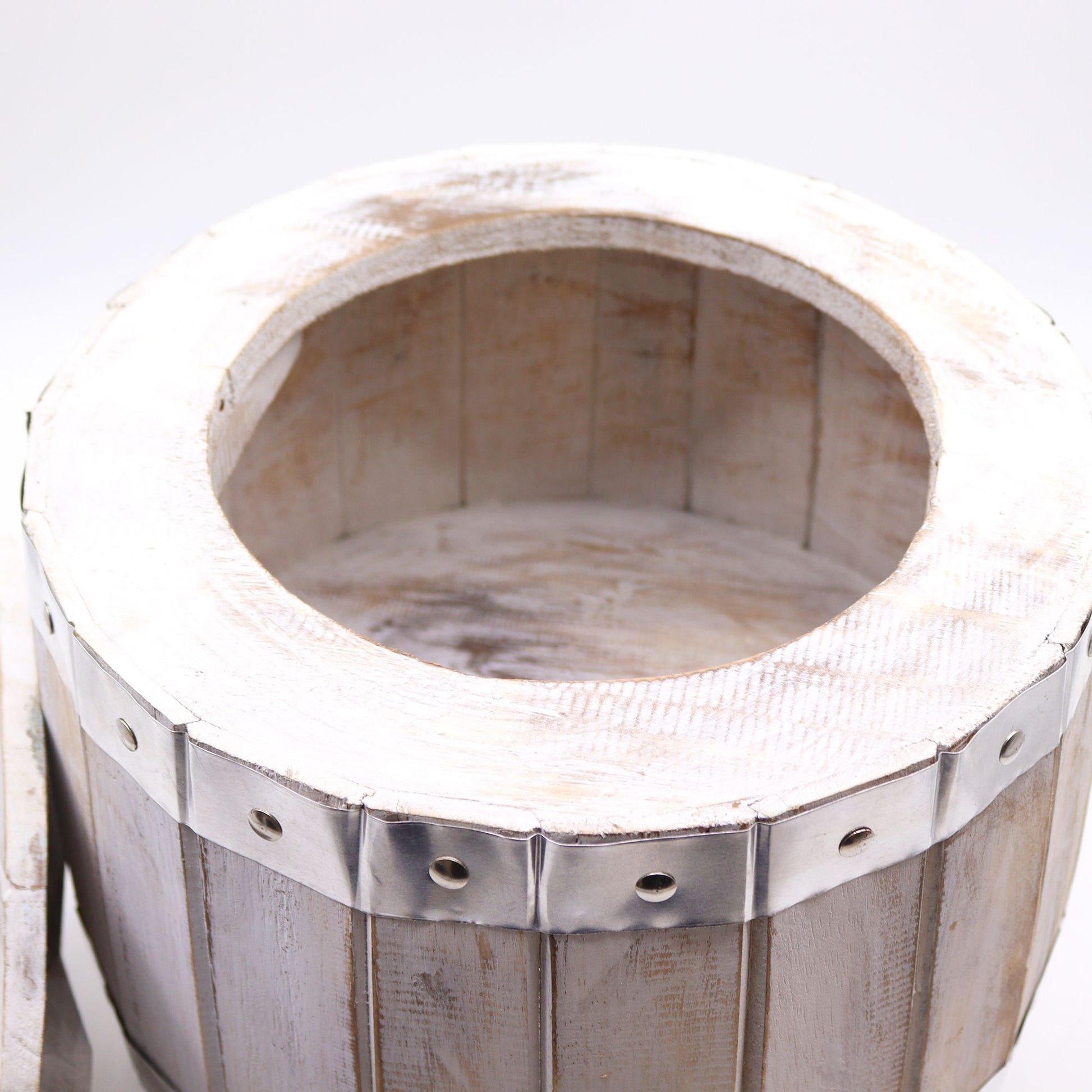 Ein runder Bierfass-Hocker aus Holz mit Whitewash-Finish und Metallakzenten.