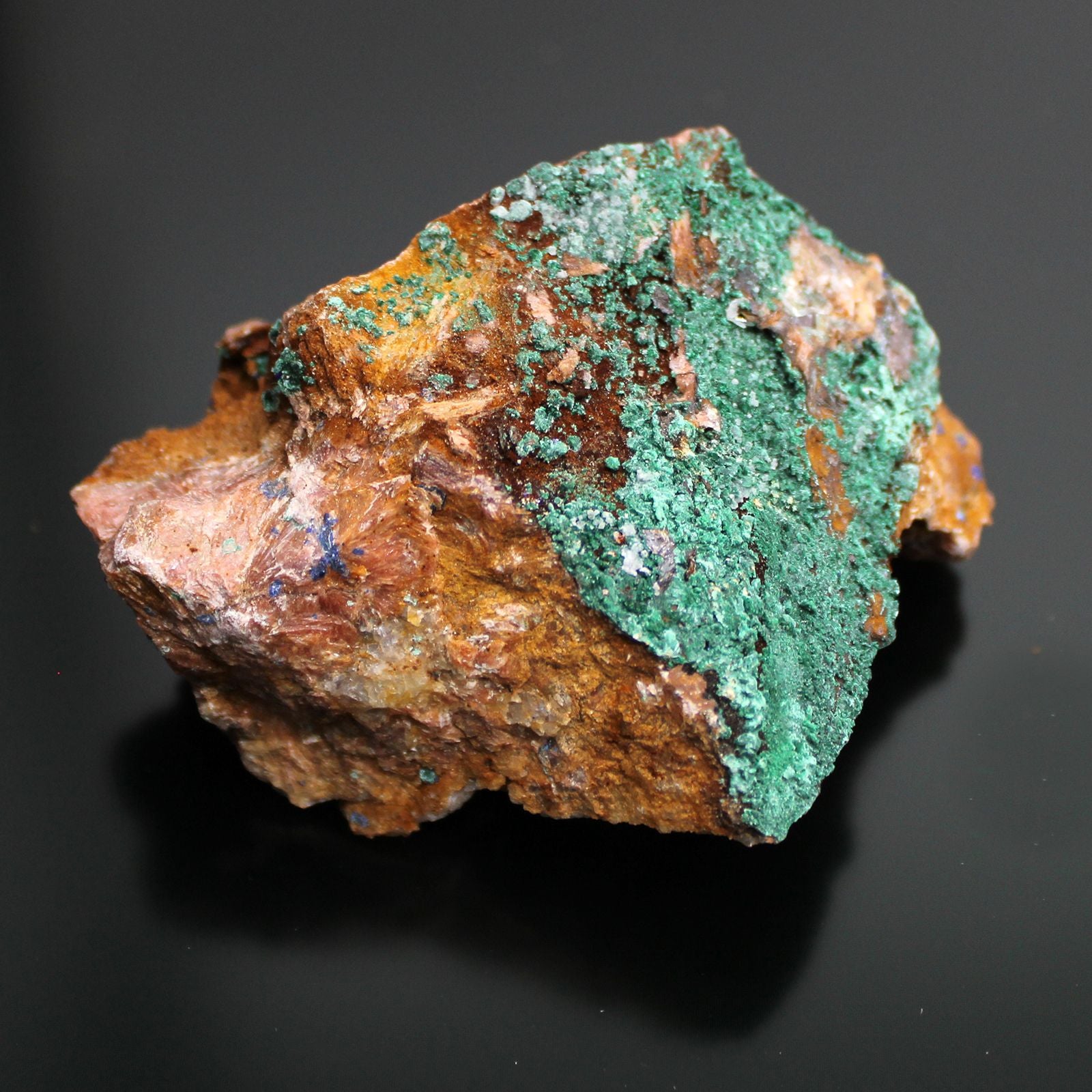 Ein roher Azurit-Malachit-Stein mit grünen und braunen Mineralablagerungen.