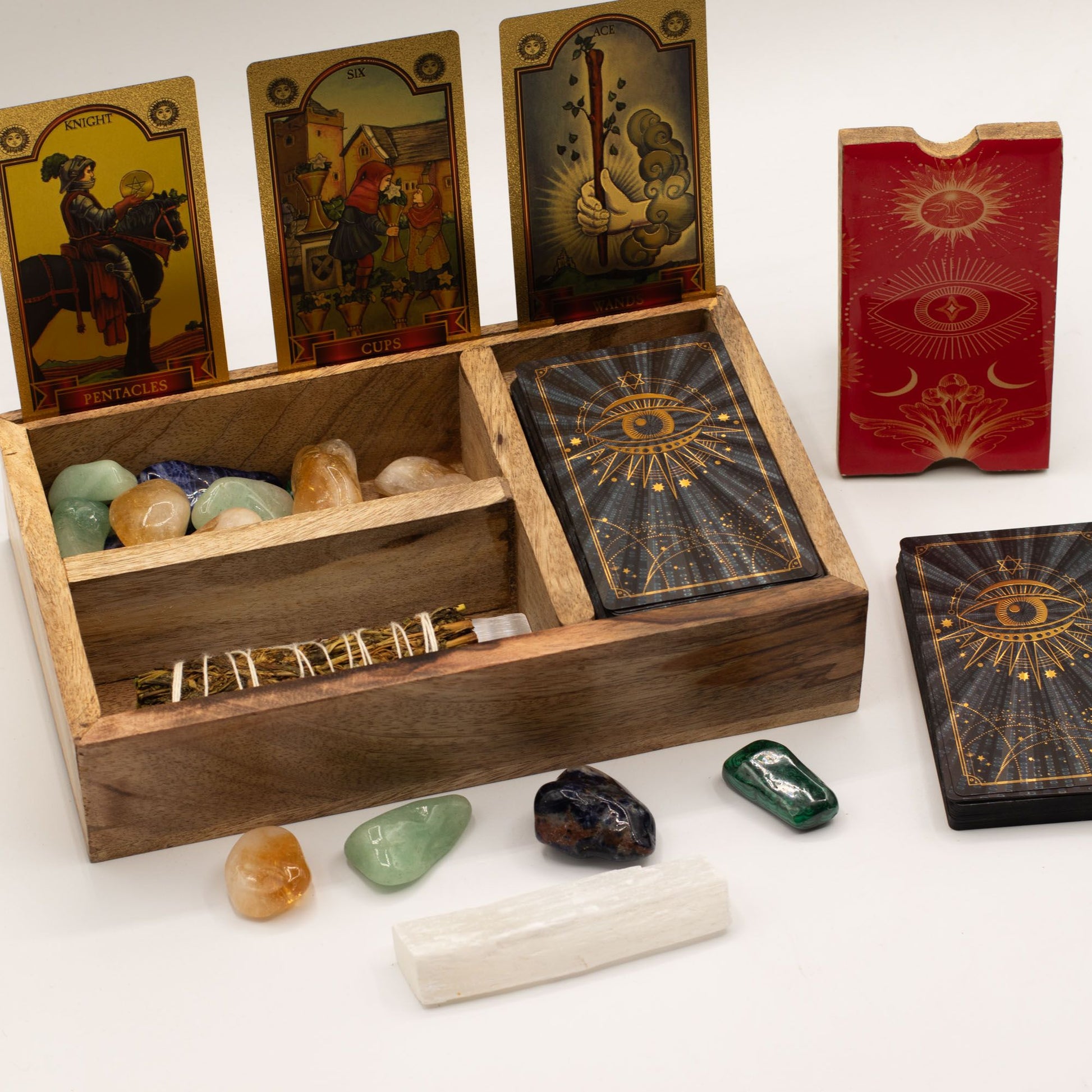 Holzbox mit Tarotkarten, Kristallen und Räucherstäbchen.