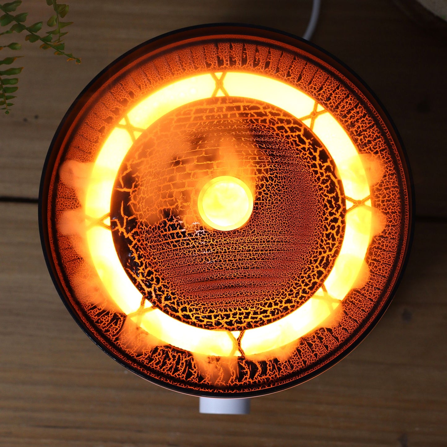 Großer Aroma-Diffuser mit Vulkaneffekt und warmem Licht.