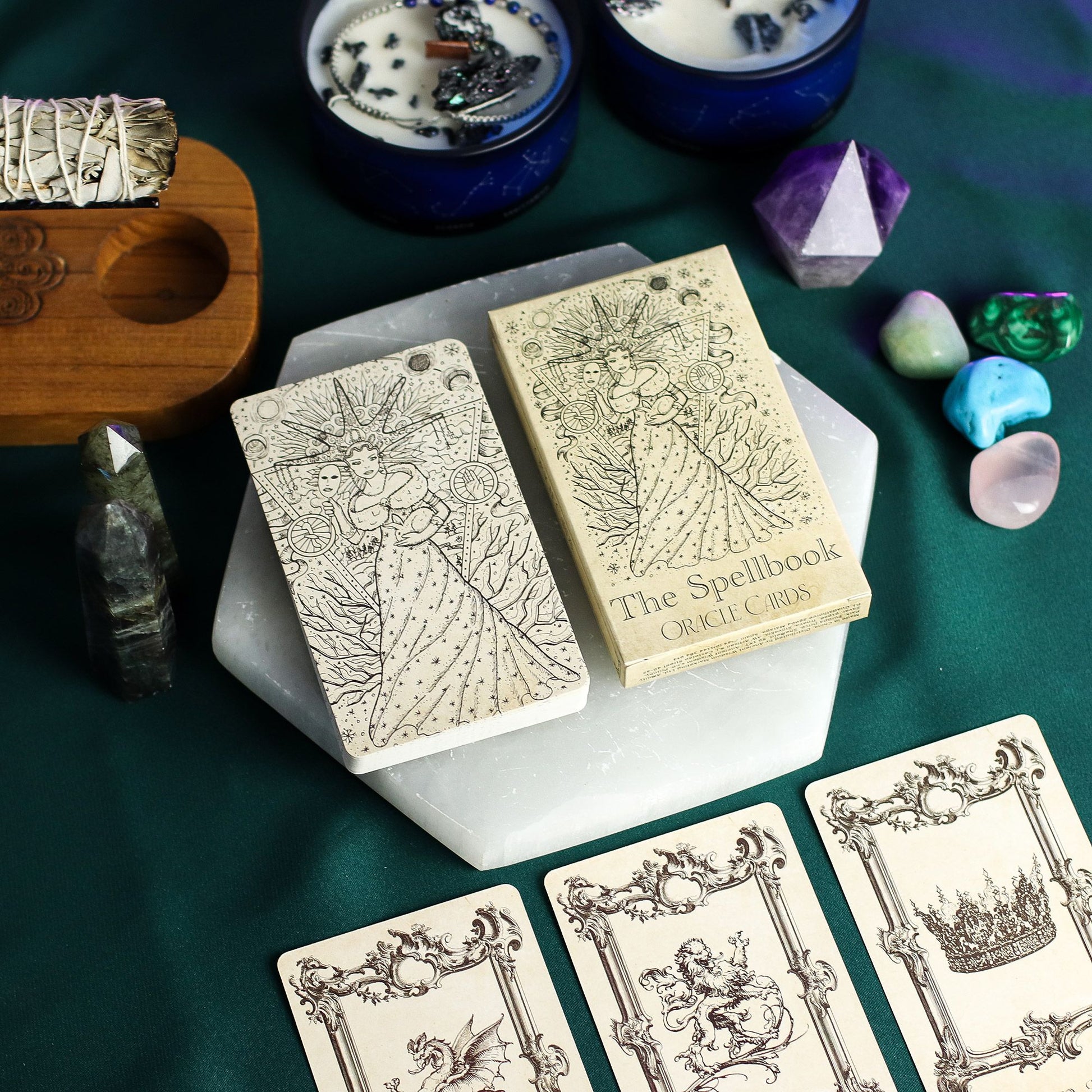 „The Spellbook“ Orakelkarten mit Witchcraft-Motiven und Vintage-Design.