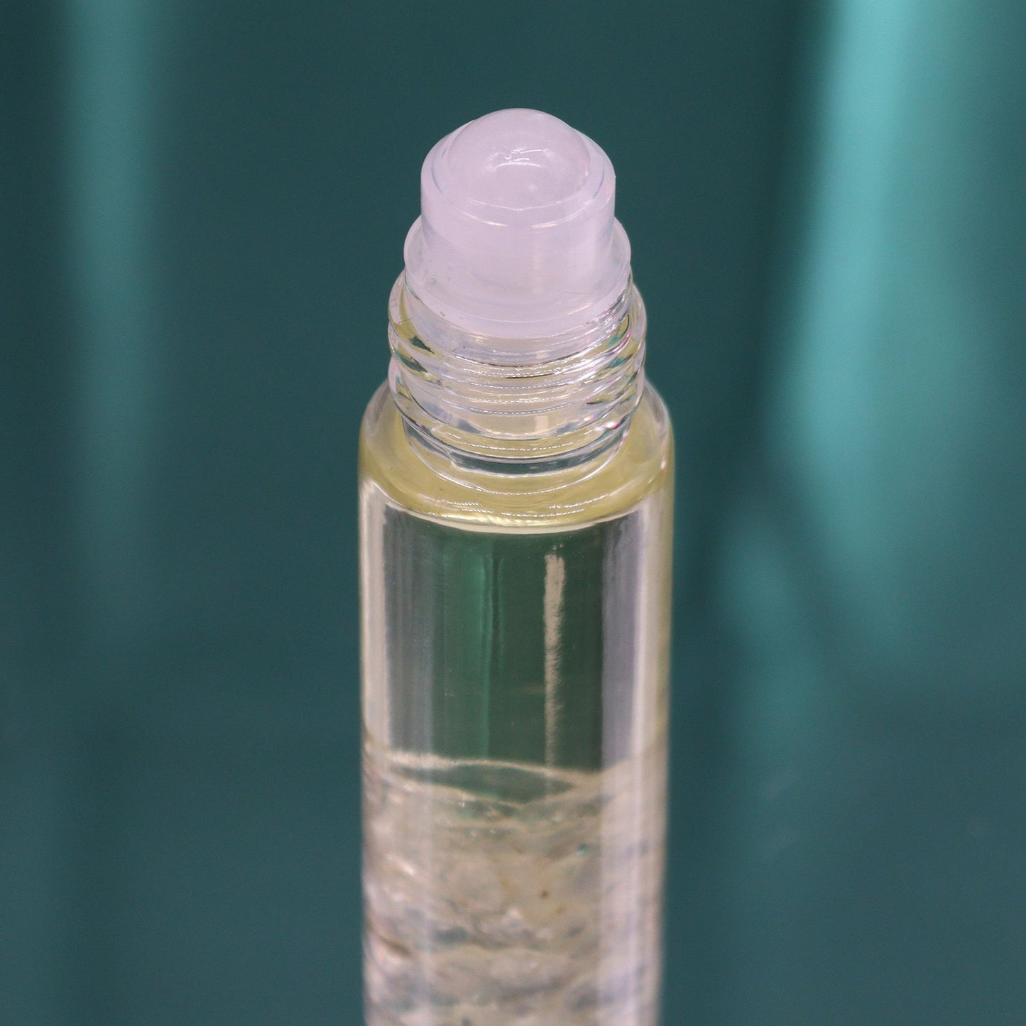 Ein Roll-On Fläschchen mit ätherischem Öl und Rauchquarz-Splittern.