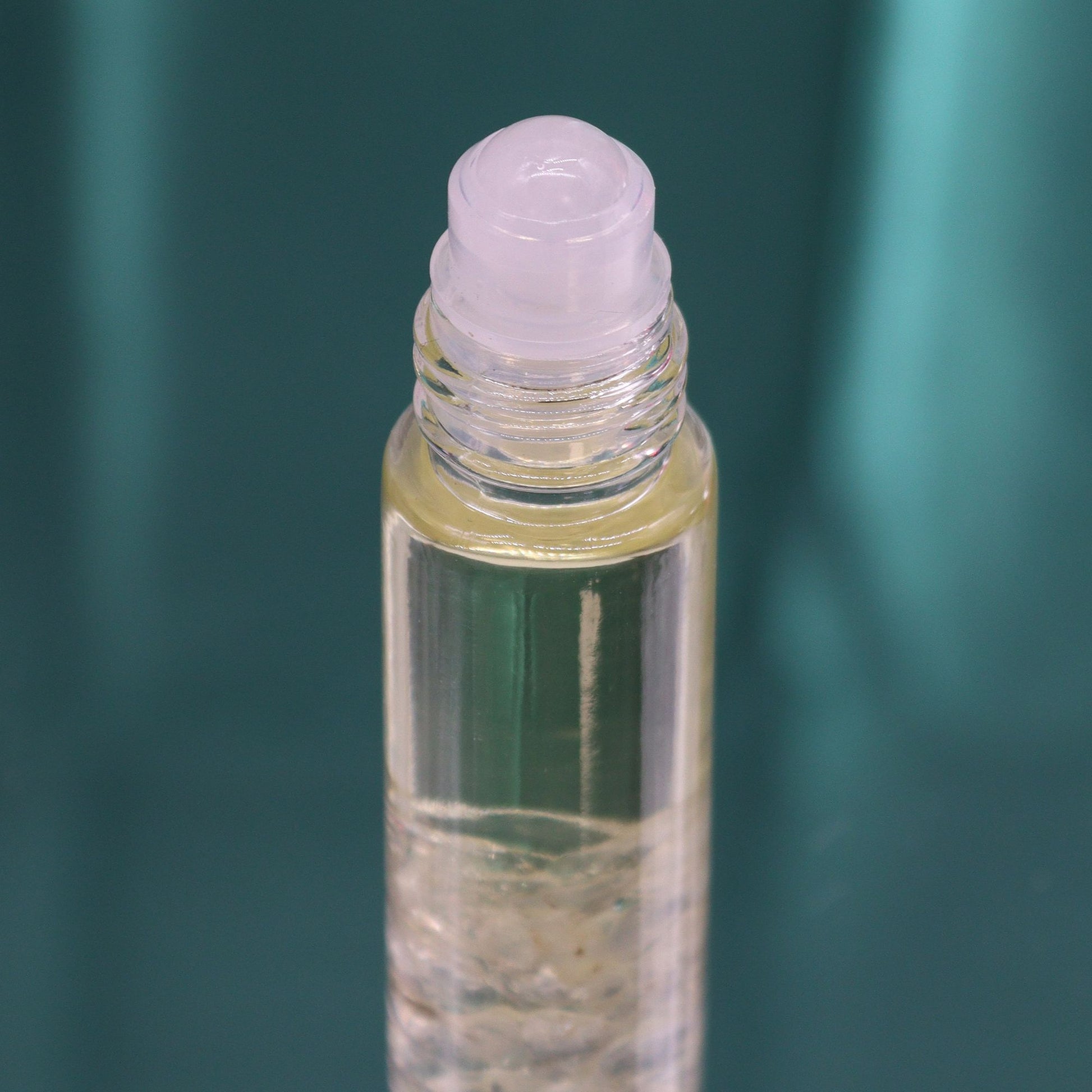 Ein Roll-On Fläschchen mit ätherischem Öl und Rauchquarz-Splittern.