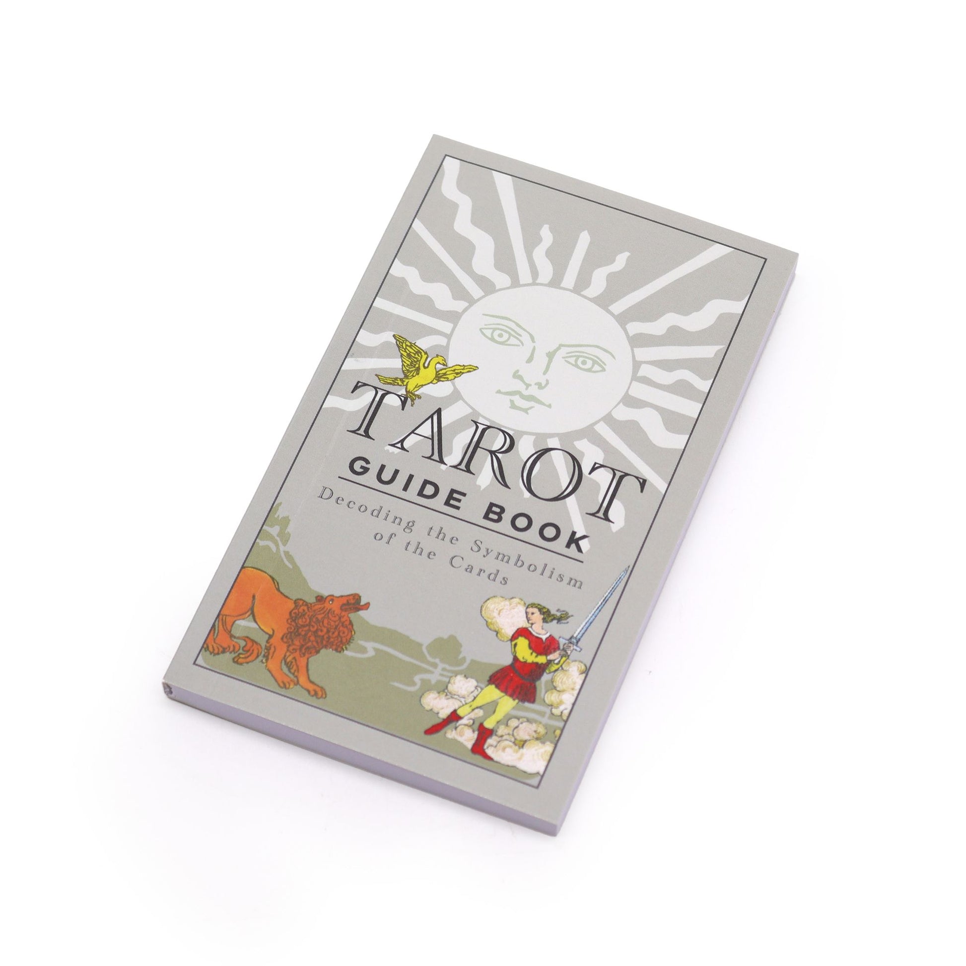 Tarot-Ratgeberbuch mit Sonne, Vogel, Löwe und einer Person mit Schwert.