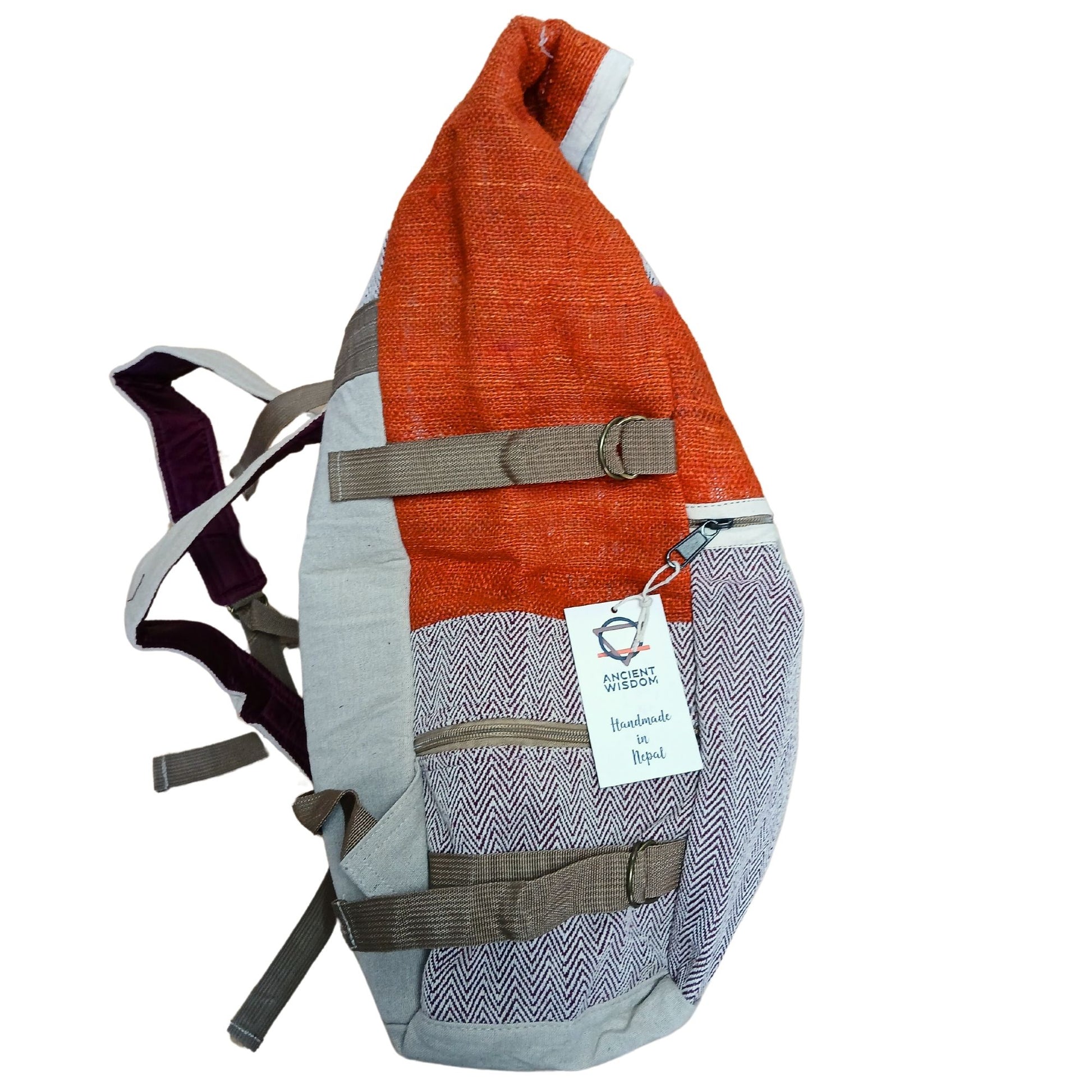 Hanf-Trekkingrucksack in Sunset Orange mit Zickzackmuster und Anhänger.