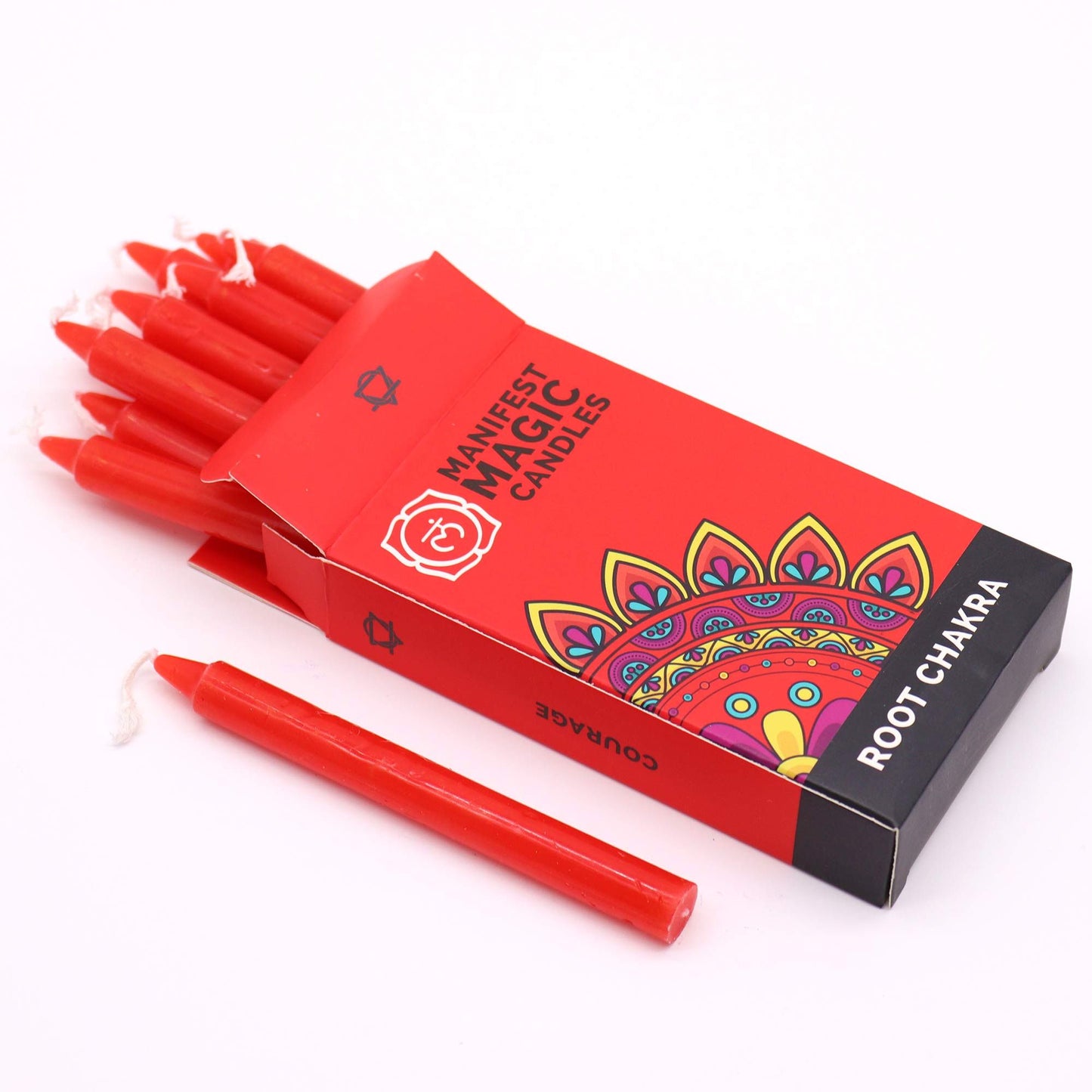 Rote Manifestationskerzen im Karton mit der Aufschrift "Root Chakra" und "Courage".