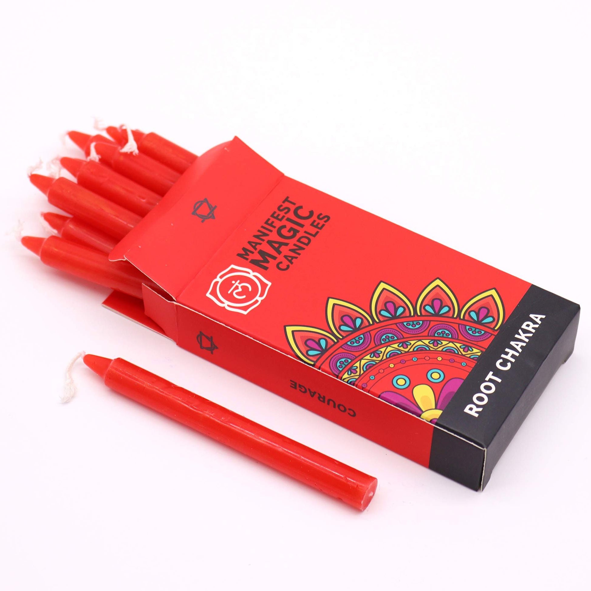 Rote Manifestationskerzen im Karton mit der Aufschrift "Root Chakra" und "Courage".