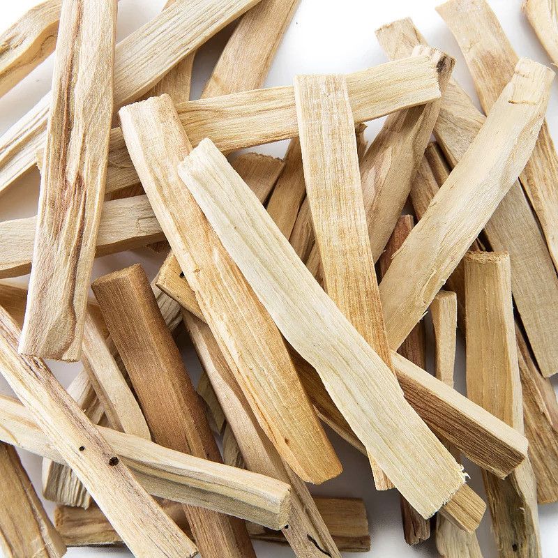 Bündel von hellbraunen Palo Santo Holzstäbchen mit sichtbarer Maserung.
