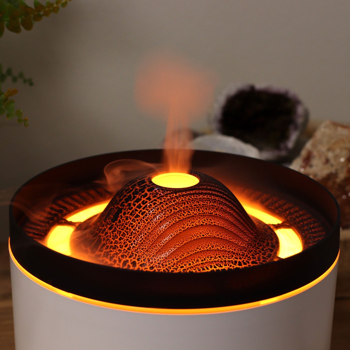 Großer Aroma-Diffuser mit Vulkaneffekt und orangefarbener Beleuchtung.