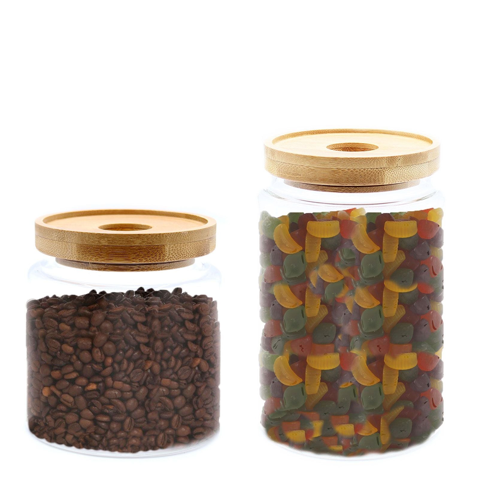 Vorratsglas aus Glas mit Bambusdeckel, gefüllt mit Kaffee und Gummibärchen.