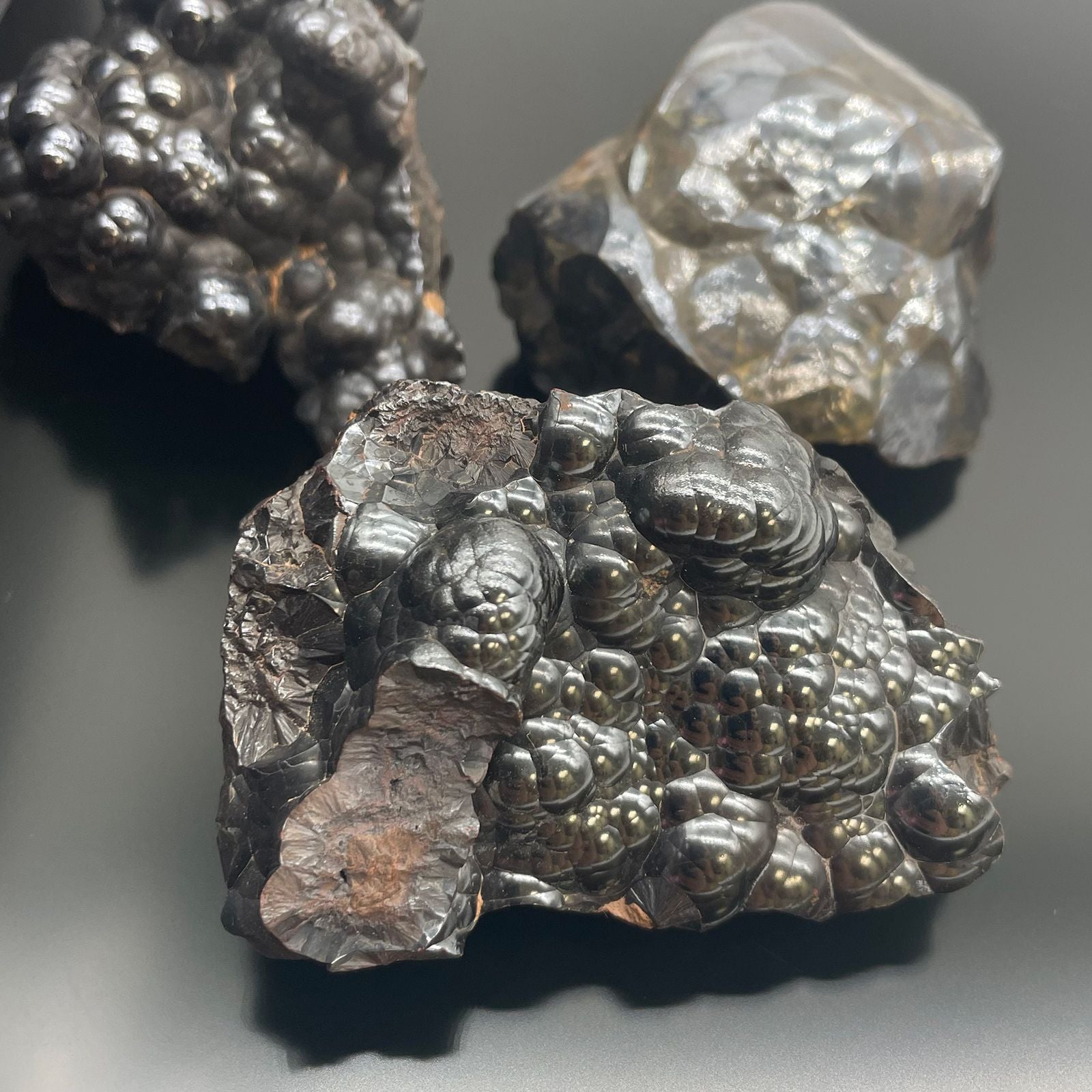 Natürliche Hämatit Rohsteine mit metallischem Glanz und kugelförmiger Oberfläche.