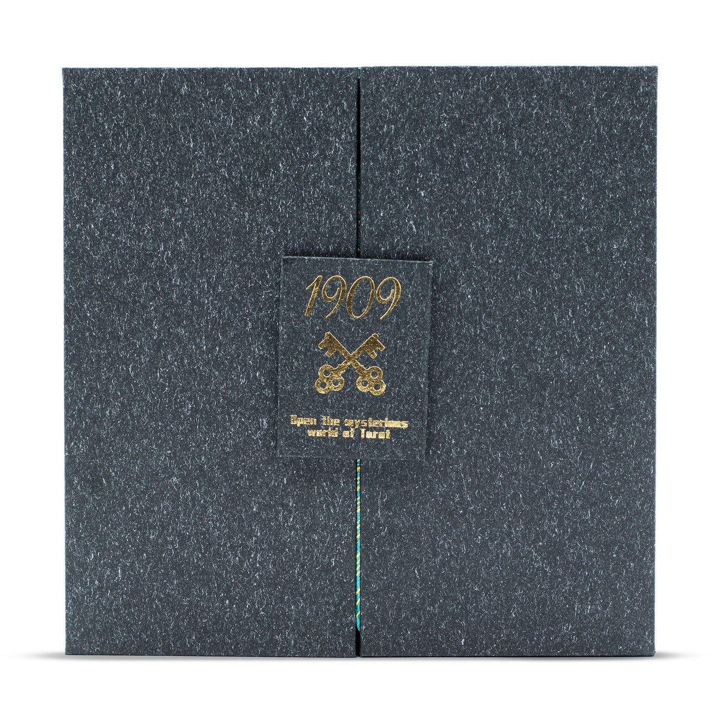 Tarot-Geschenkset mit goldener Prägung auf dunkler, strukturierter Oberfläche.