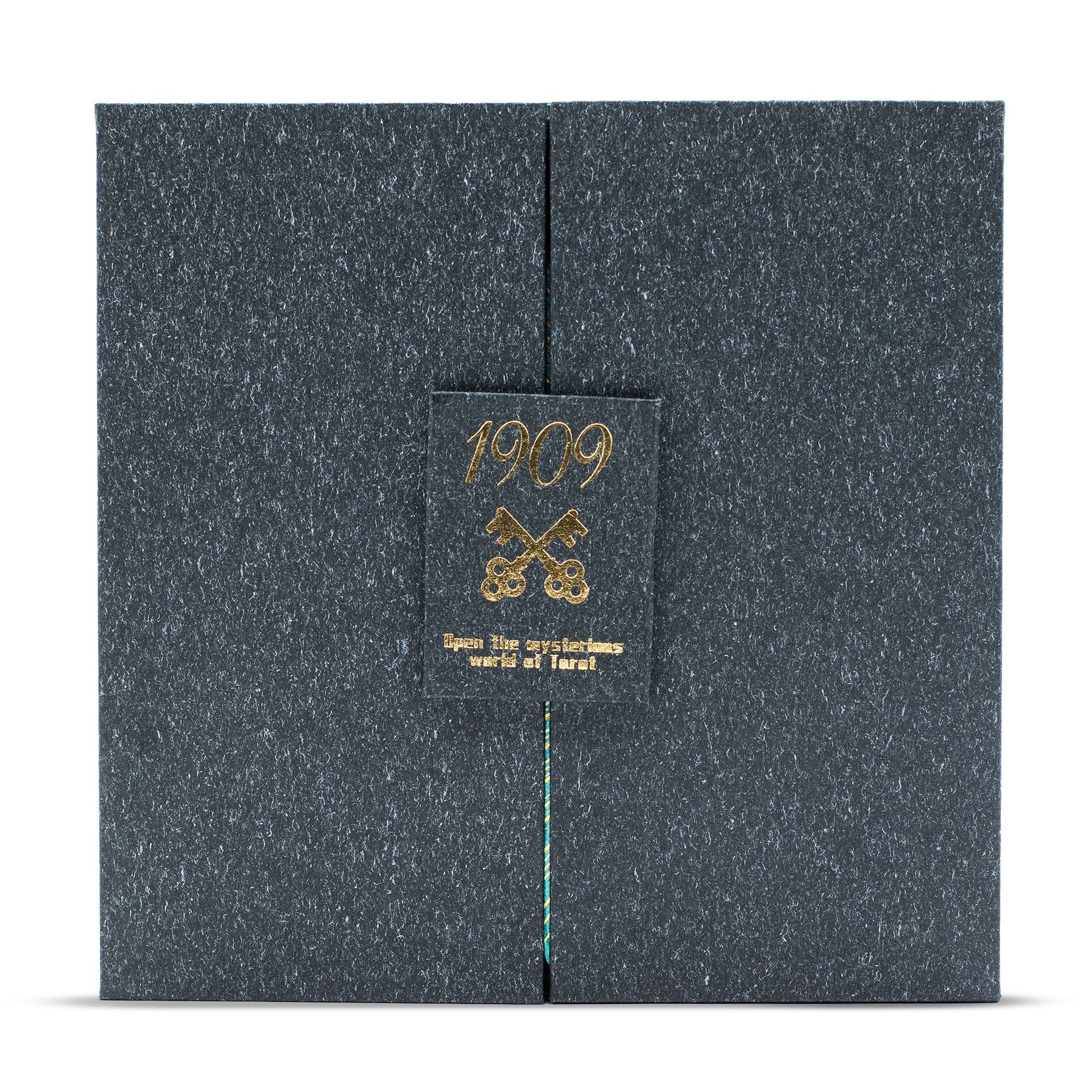 Tarot-Geschenkset mit goldener Prägung auf dunkler, strukturierter Oberfläche.